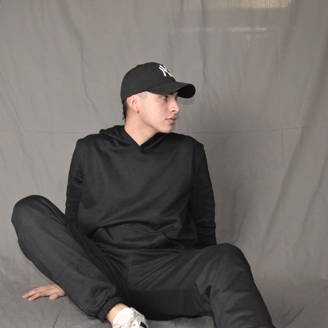 POLERON NEGRO CANGURO BASICO  3