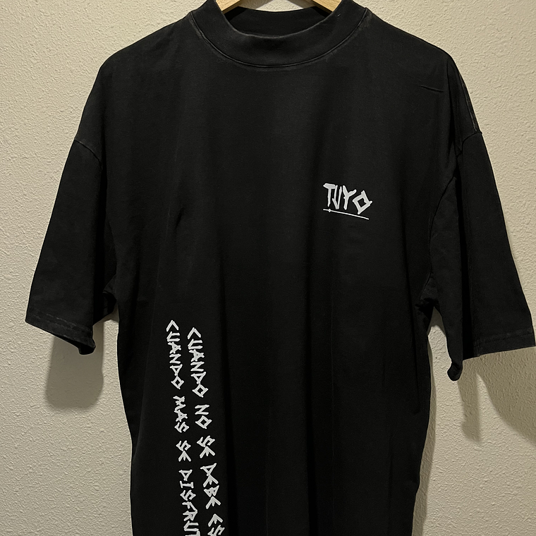 Polera Oversize TUYO estampada confección nacional  1
