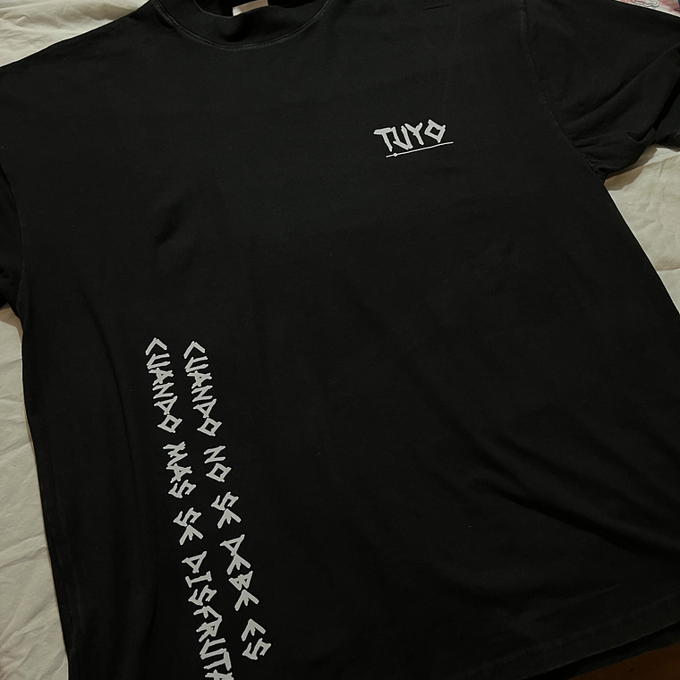Polera Oversize TUYO estampada confección nacional  3