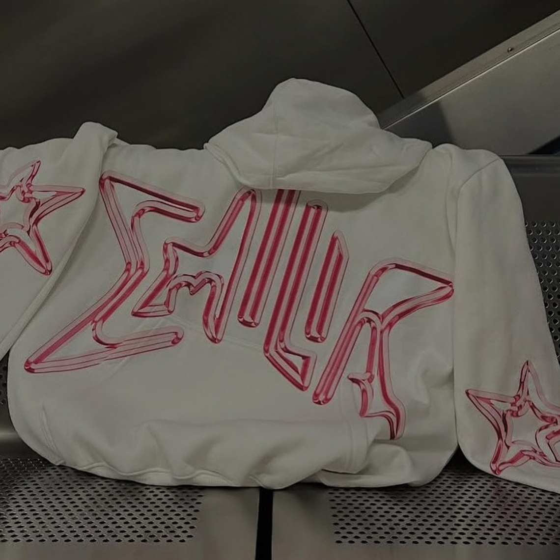 Hoodie Emilia Mernes Disponible  2