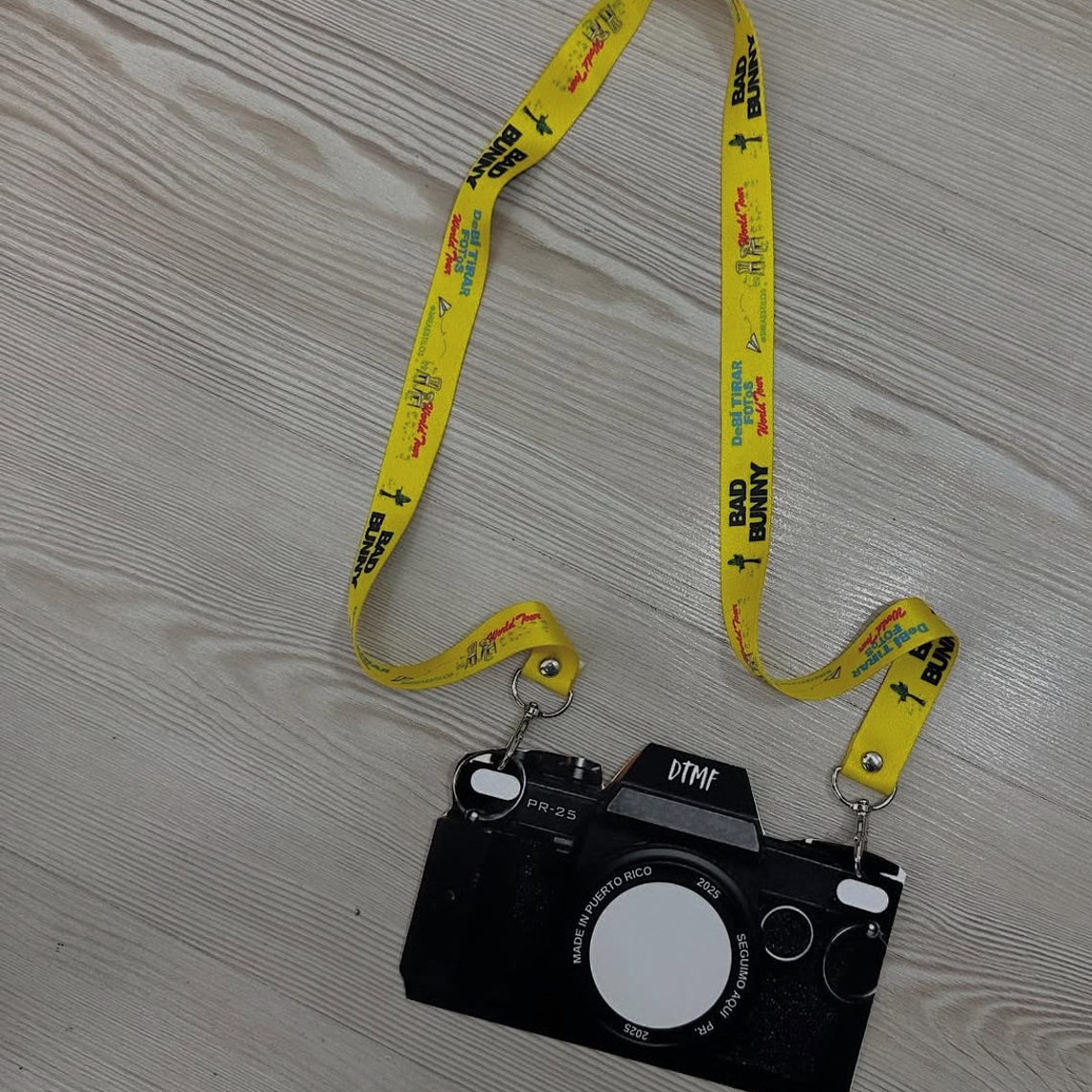 lanyards con camara bad bunny  1