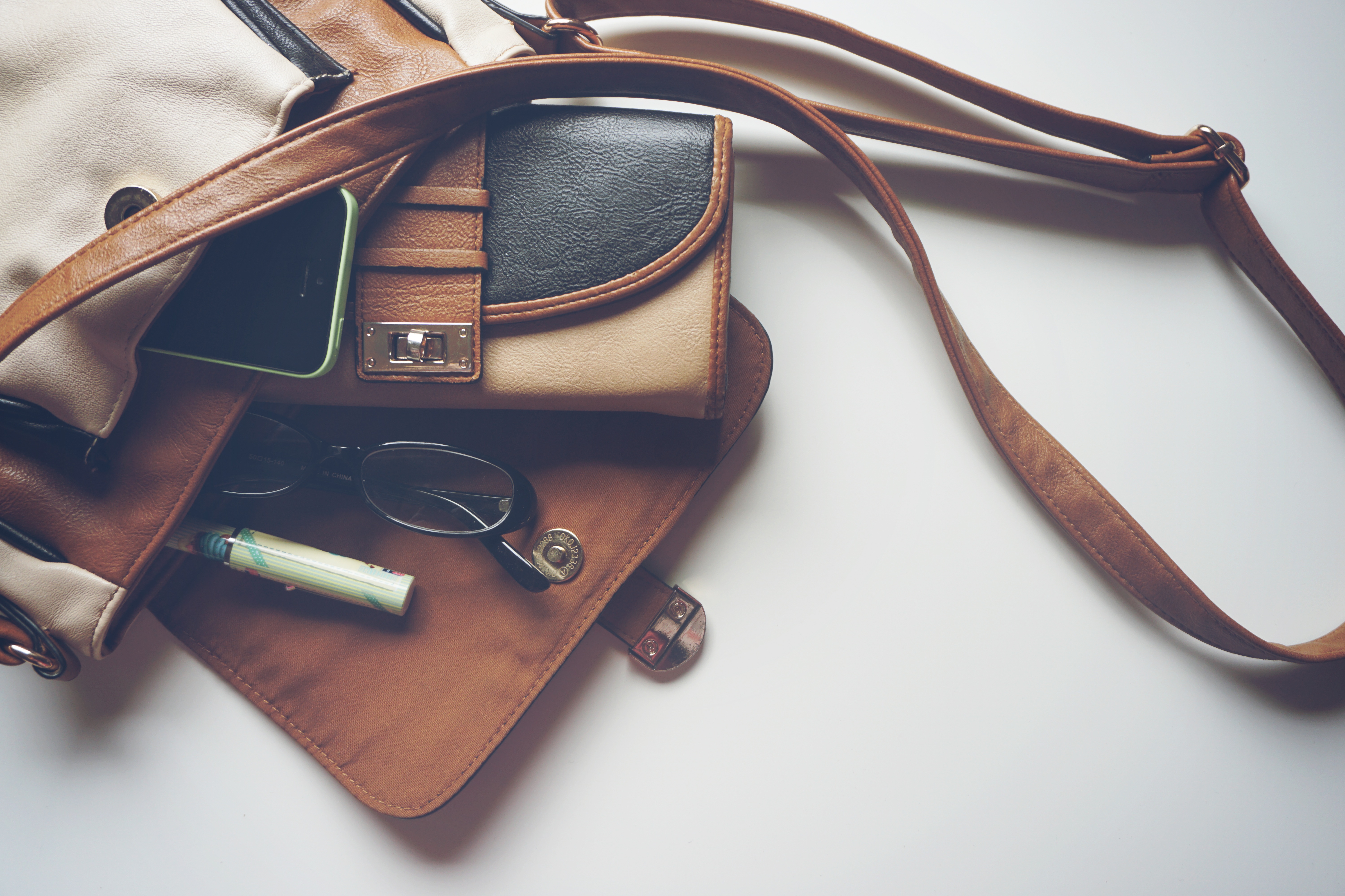 L’art du minimalisme : Que porter dans un petit sac pour optimiser votre espace