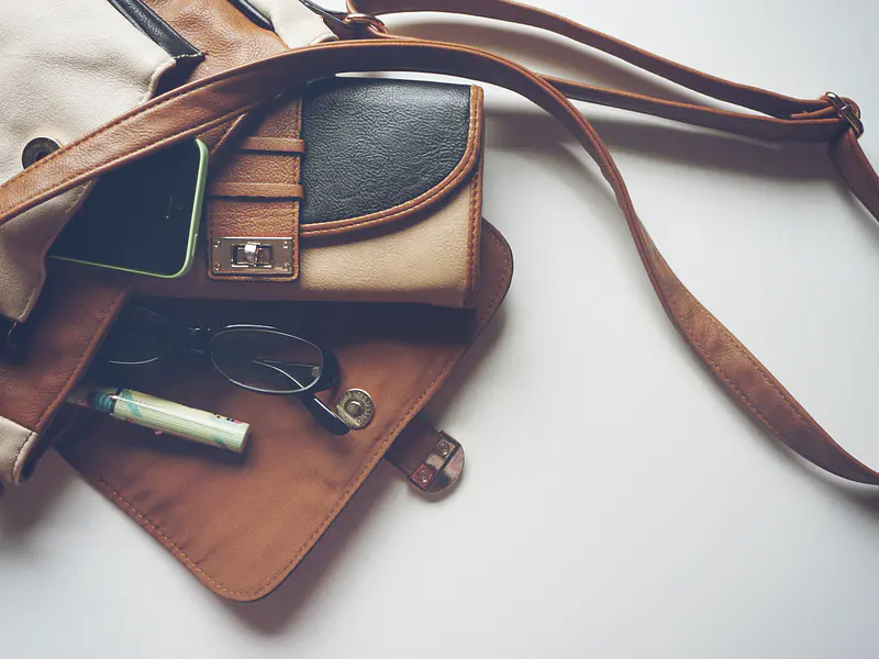 L’art du minimalisme : Que porter dans un petit sac pour optimiser votre espace