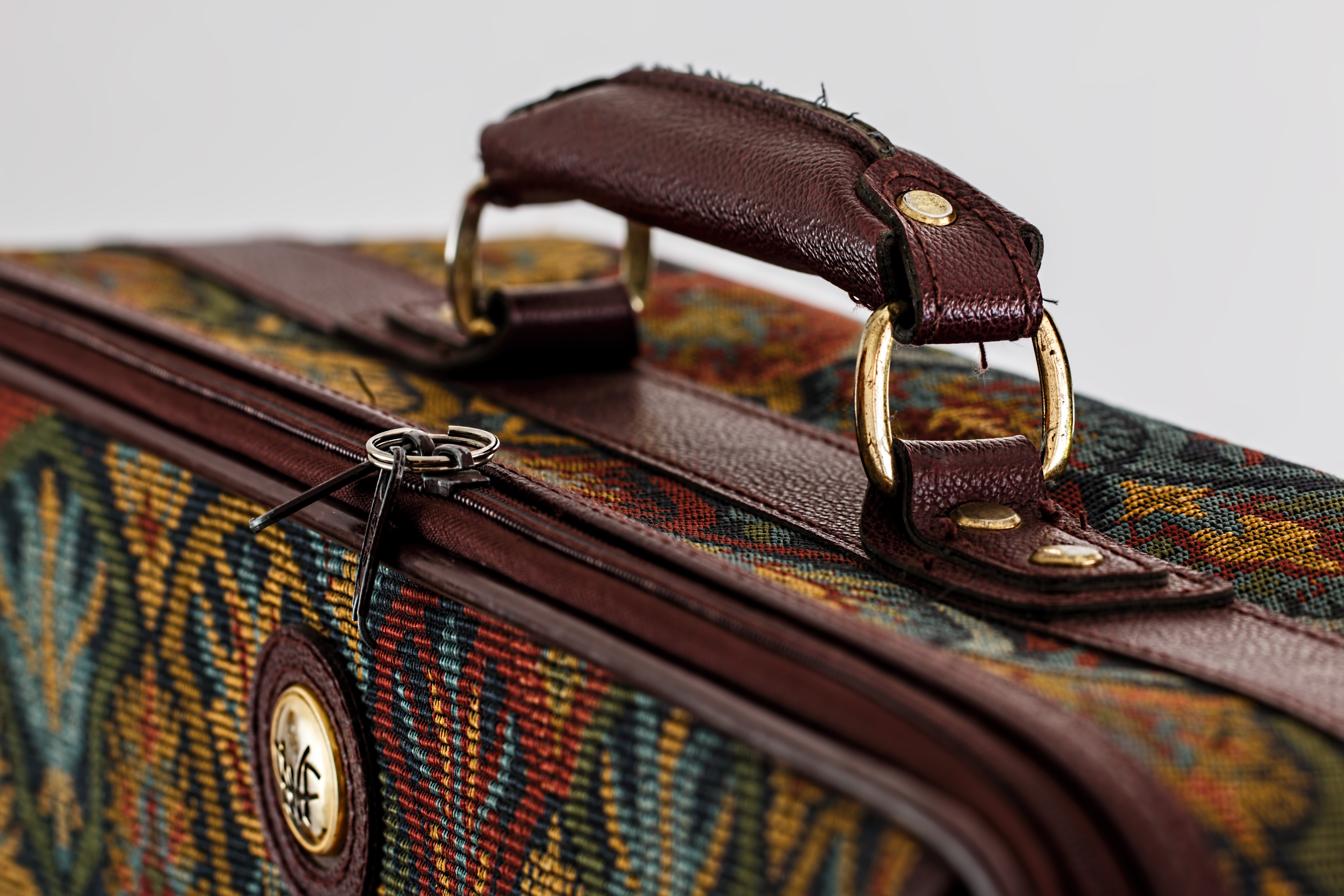 Sacs de hombro vs. Bolsos de mano : Quelle est la meilleure option pour le quotidien ?