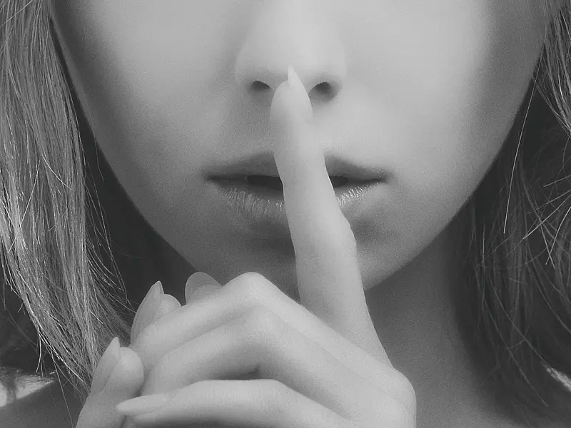 Skin-streaming : La routine de soin facial minimaliste qui triomphe sur internet