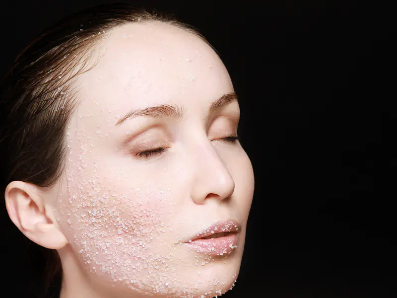 Les bénéfices cachés de la exfoliation corporelle sous la douche (et comment le faire bien)