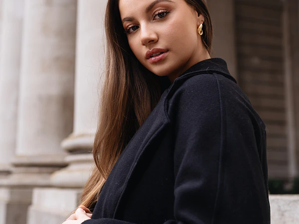 Pendientes minimalistas : Les designs clés pour illuminer votre visage au quotidien