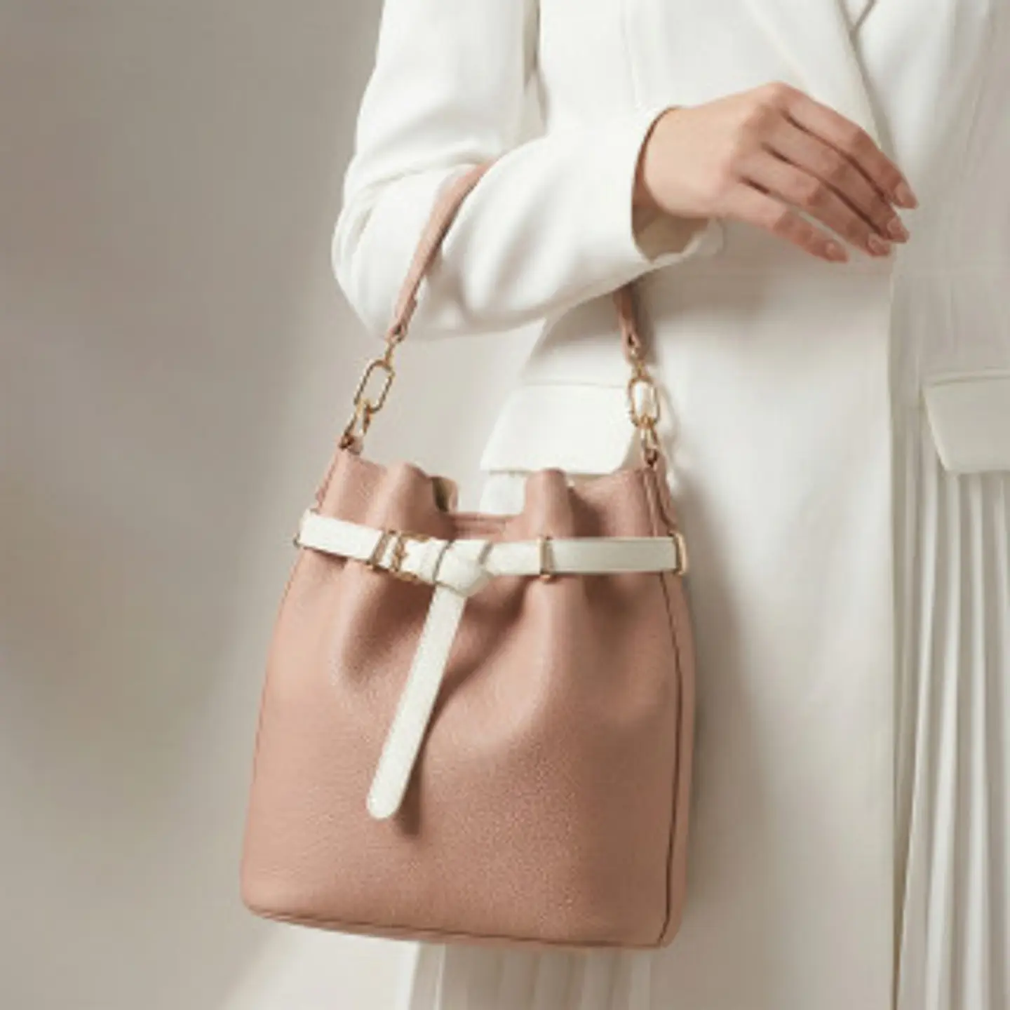 Sac bandoulière en paille rigide au design d'été 1