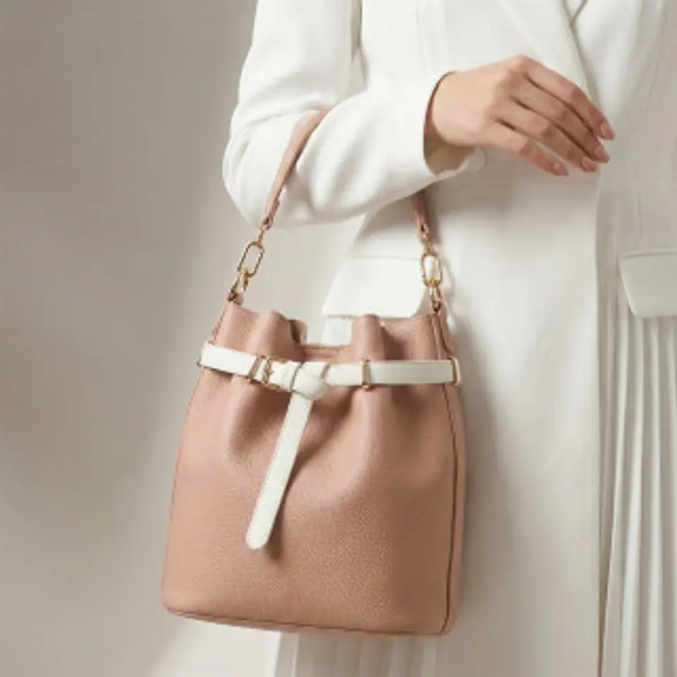 Sac bandoulière en paille rigide au design d'été 1
