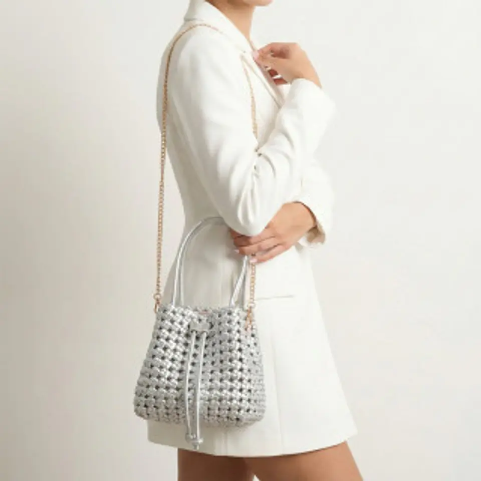 Sac bandoulière avec accessoire doré 1