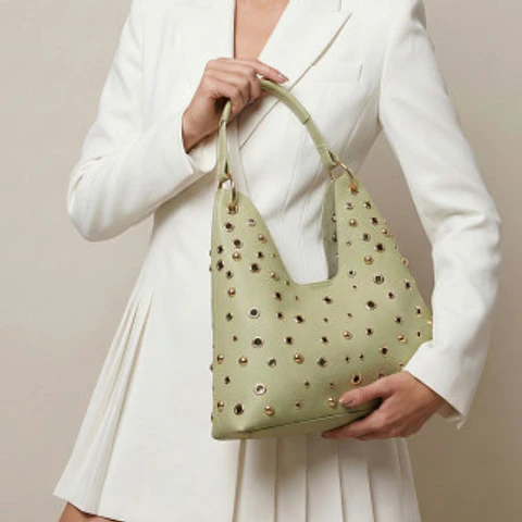 Sac shopping clouté finitions style motard