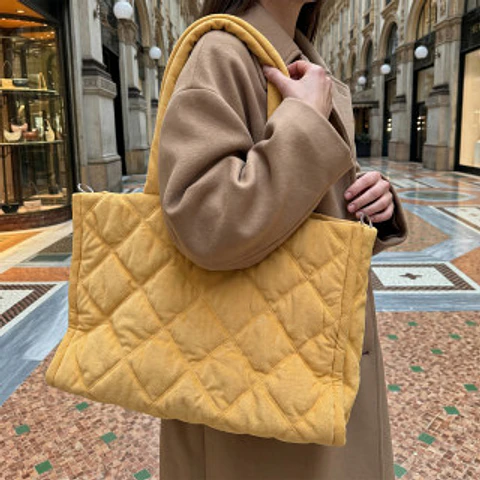 Sac cabas en velours côtelé texture douce