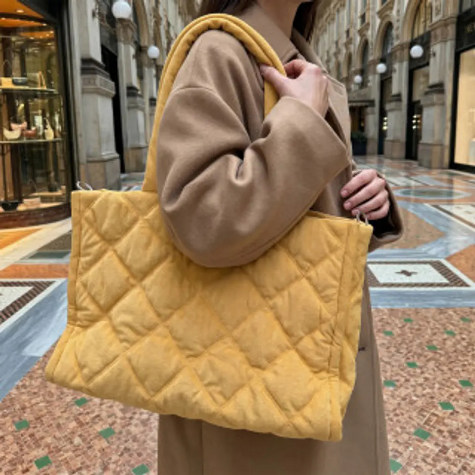 Sac cabas en velours côtelé texture douce 1