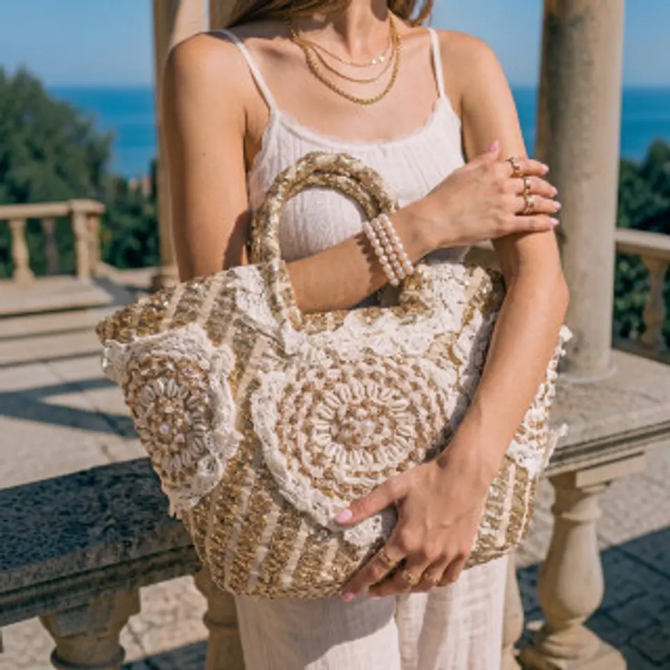 Panier en osier tressé design méditerranéen traditionnel 1