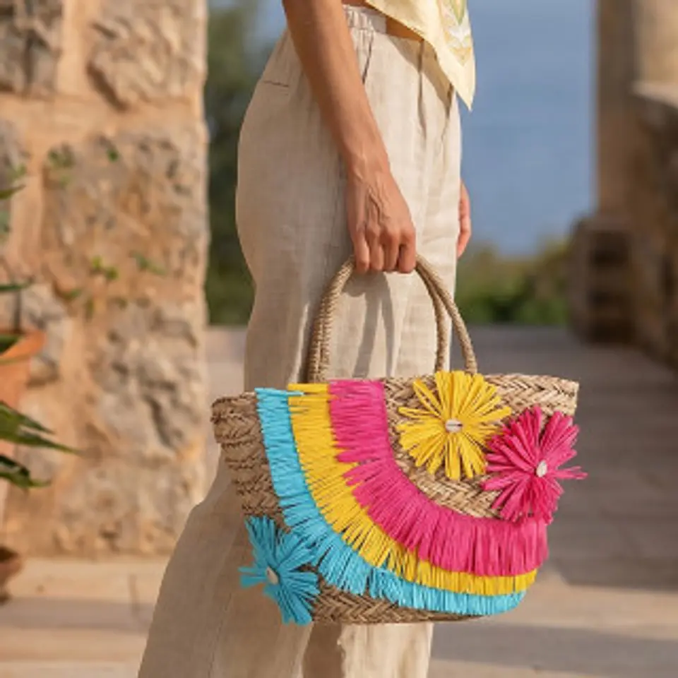 Panier en osier artisanal avec détail floral de printemps 1