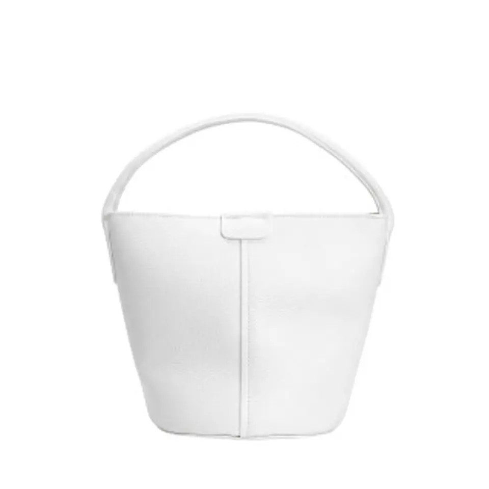 Sac bandoulière minimaliste cuir épuré silhouette moderne 1