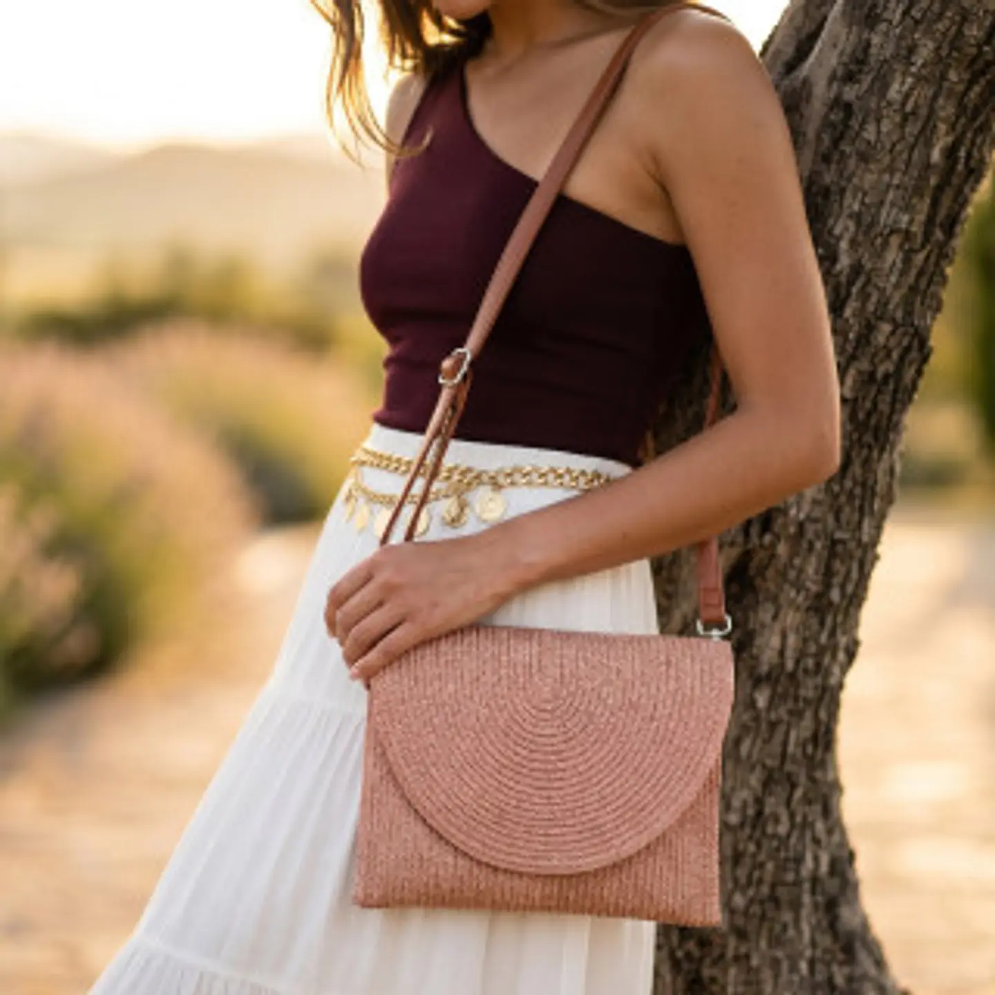 Sac bandoulière en raphia naturel avec détails pailletés scintillants 1