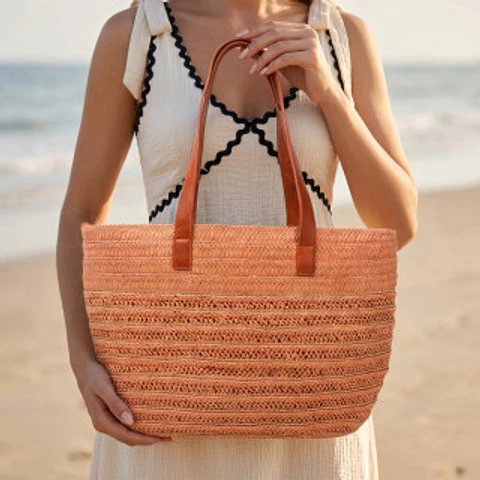 Sac cabas en raphia brodé finitions champêtres été ensoleillé