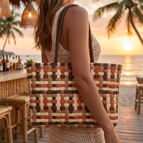 Panier en raphia traditionnel style vintage épuré lignes pures