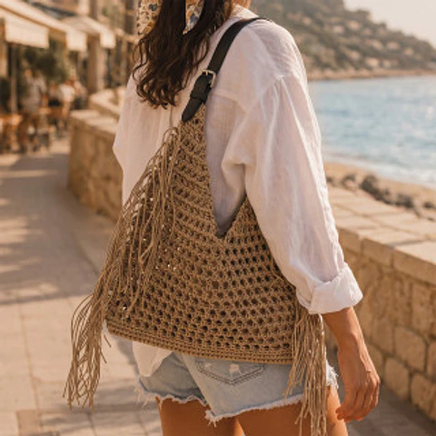 Sac cabas paille brodé motif fleur délicate coutures apparentes précises