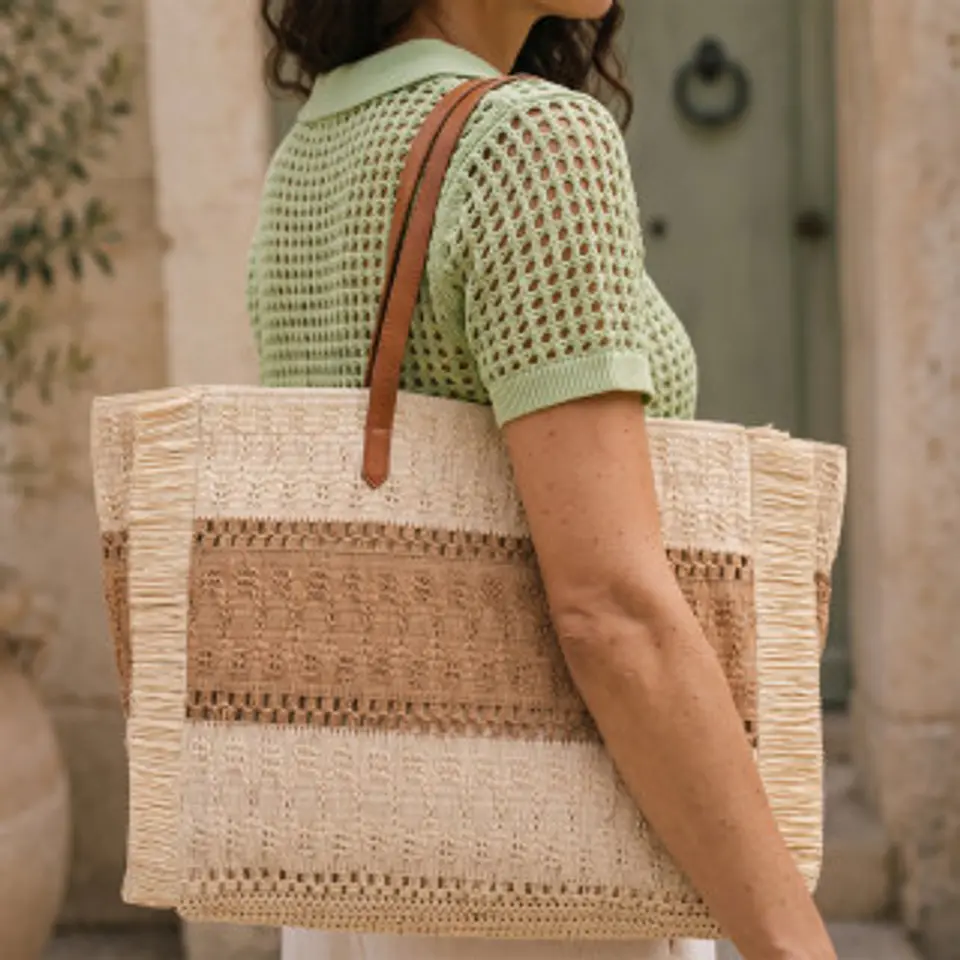 Sac cabas en raphia brodé fleurs printanières poésie visuelle textile 1