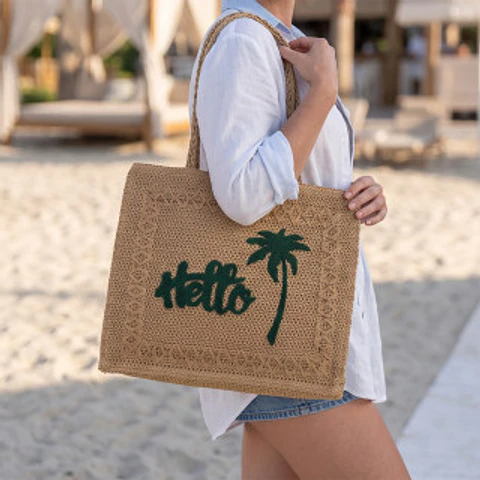 Sac bandoulière paille asymétrique sangle cuir contrastante style exclusif