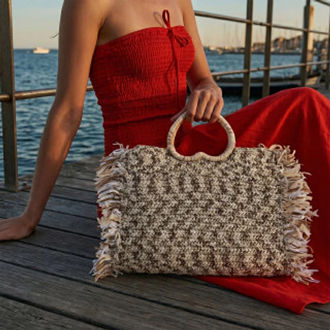Sac bandoulière paille demi lune silhouette arrondie tendance urbaine