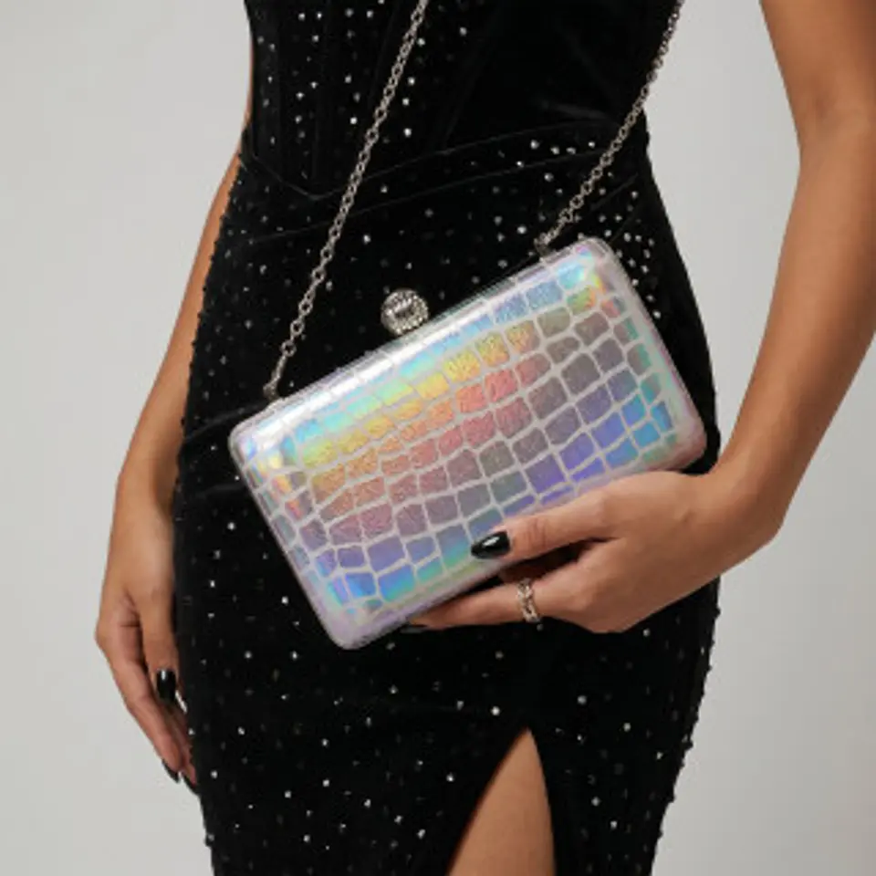 Sac banane à texture hologramme brillante reflets futuristes tendance 1