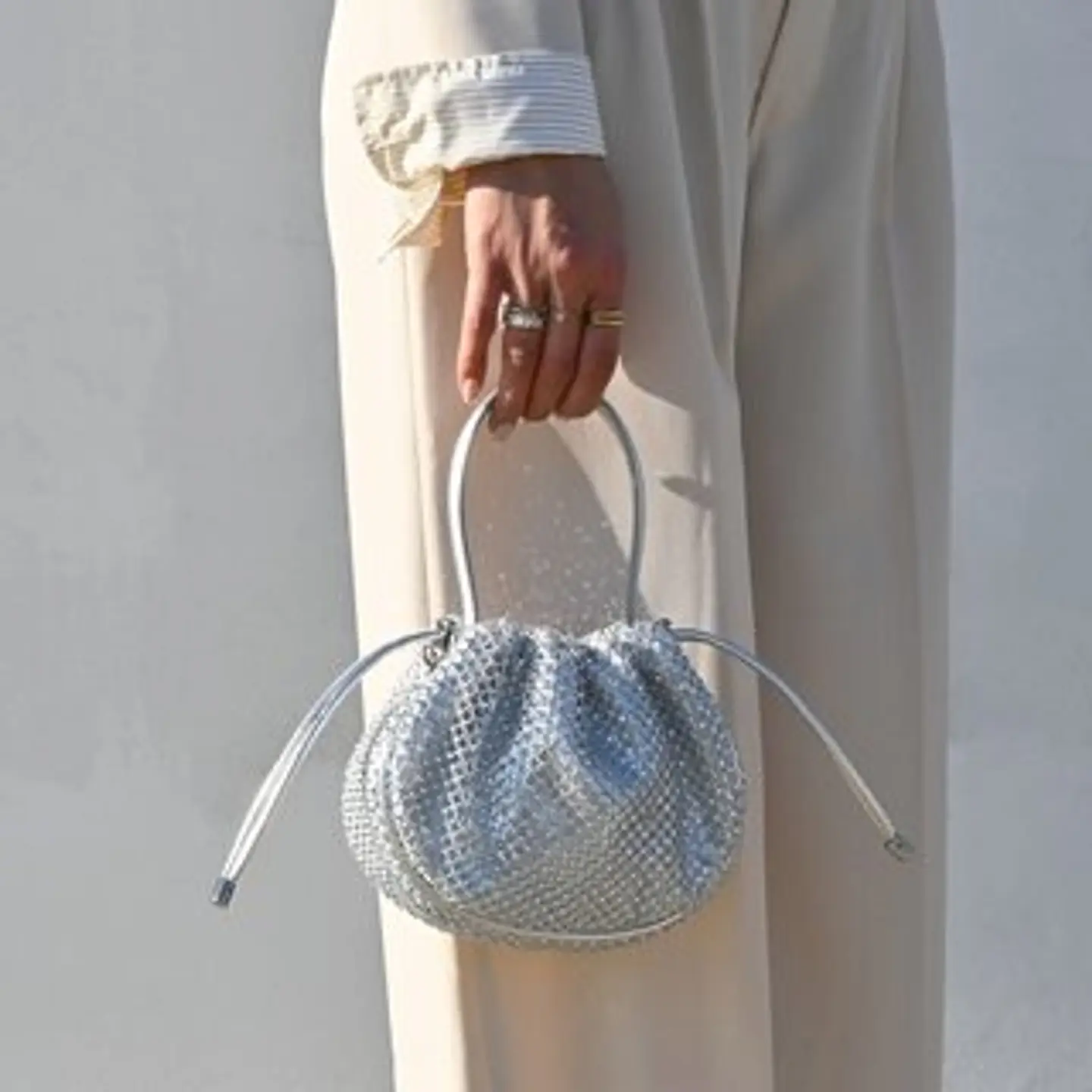 Pochette femme avec poignée supérieure renforcée cuir grainé chic 1