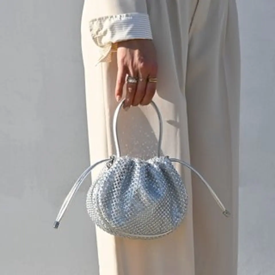 Pochette femme avec poignée supérieure renforcée cuir grainé chic 1