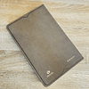 Biblia NVI Ultrafina (Café) con marca de libros lateral