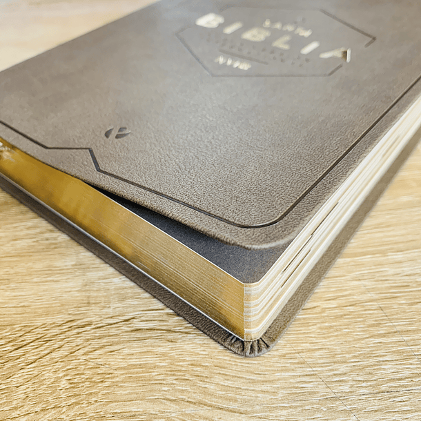 Biblia NVI Ultrafina (Café) con marca de libros lateral 2
