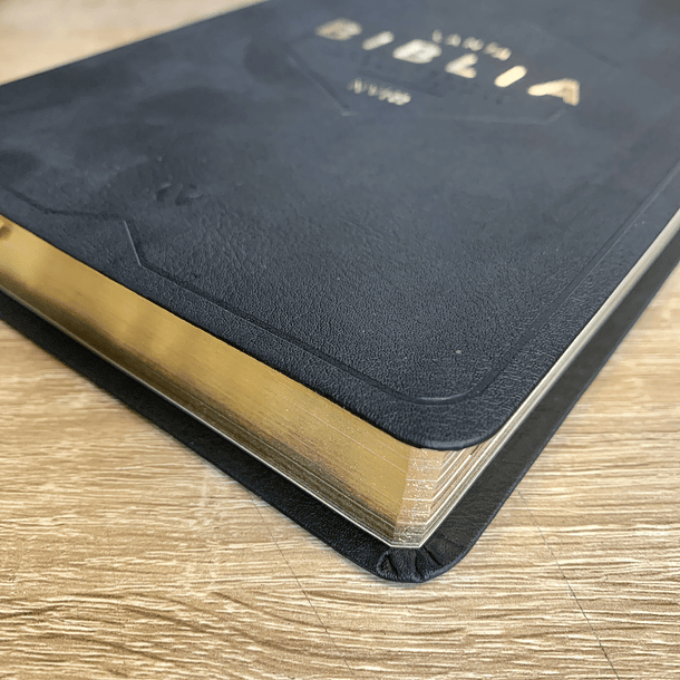 Biblia NVI Ultrafina (Negra) con marca de libros lateral 2