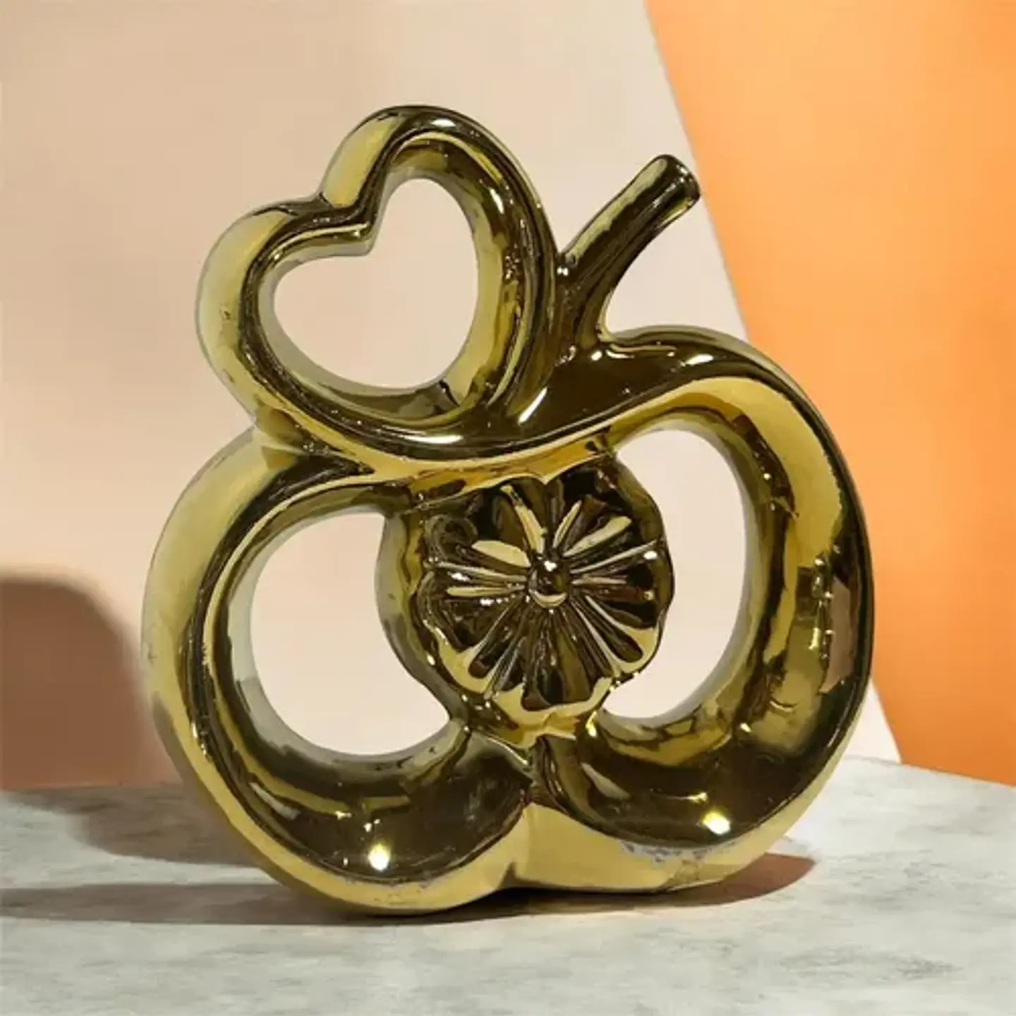 Figura Decorativa Manzana Con Corazón Y Detalle Floral 1