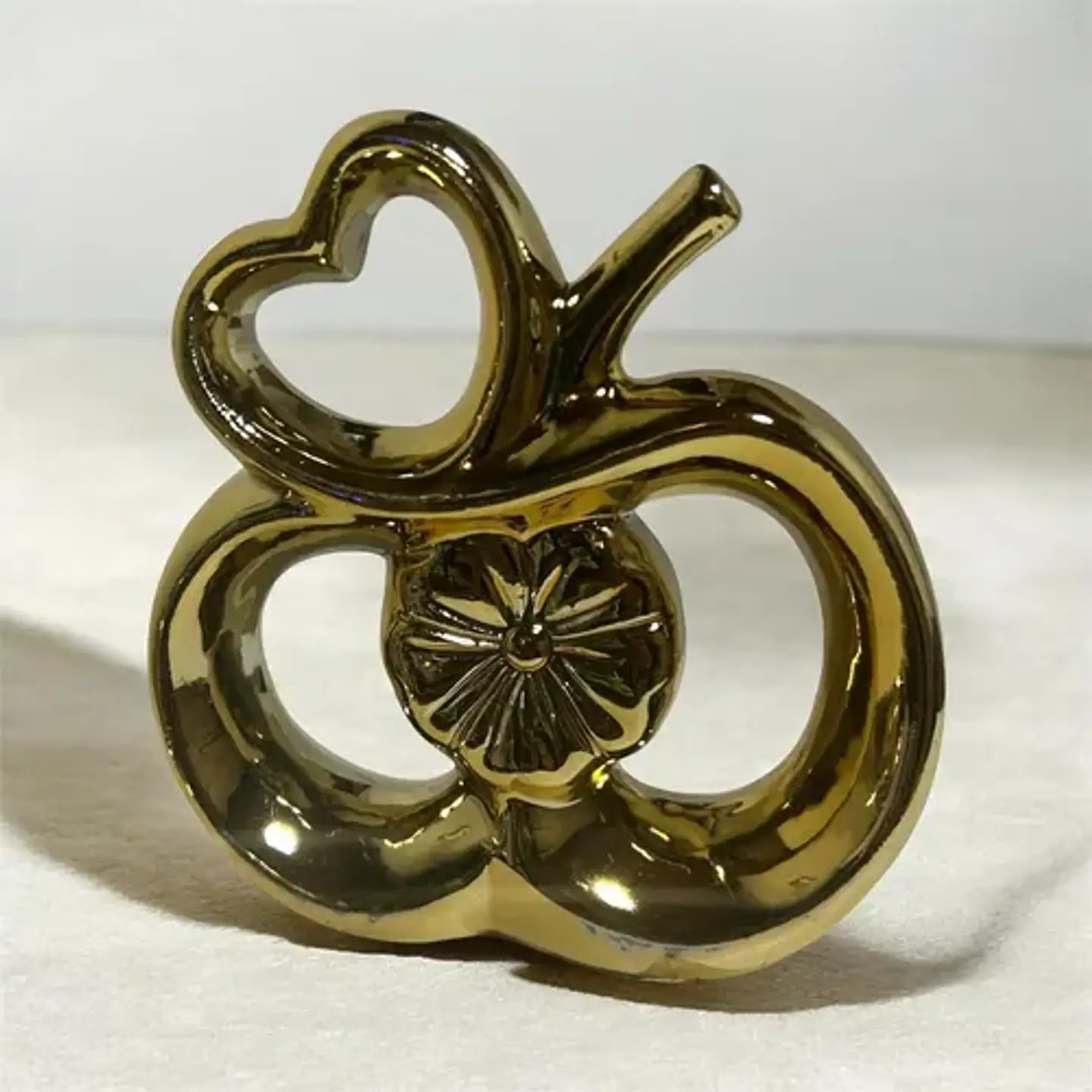 Figura Decorativa Manzana Con Corazón Y Detalle Floral 10