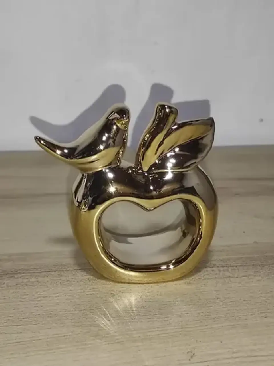 Escultura De Manzana Con Un Ave 10 Cm 2