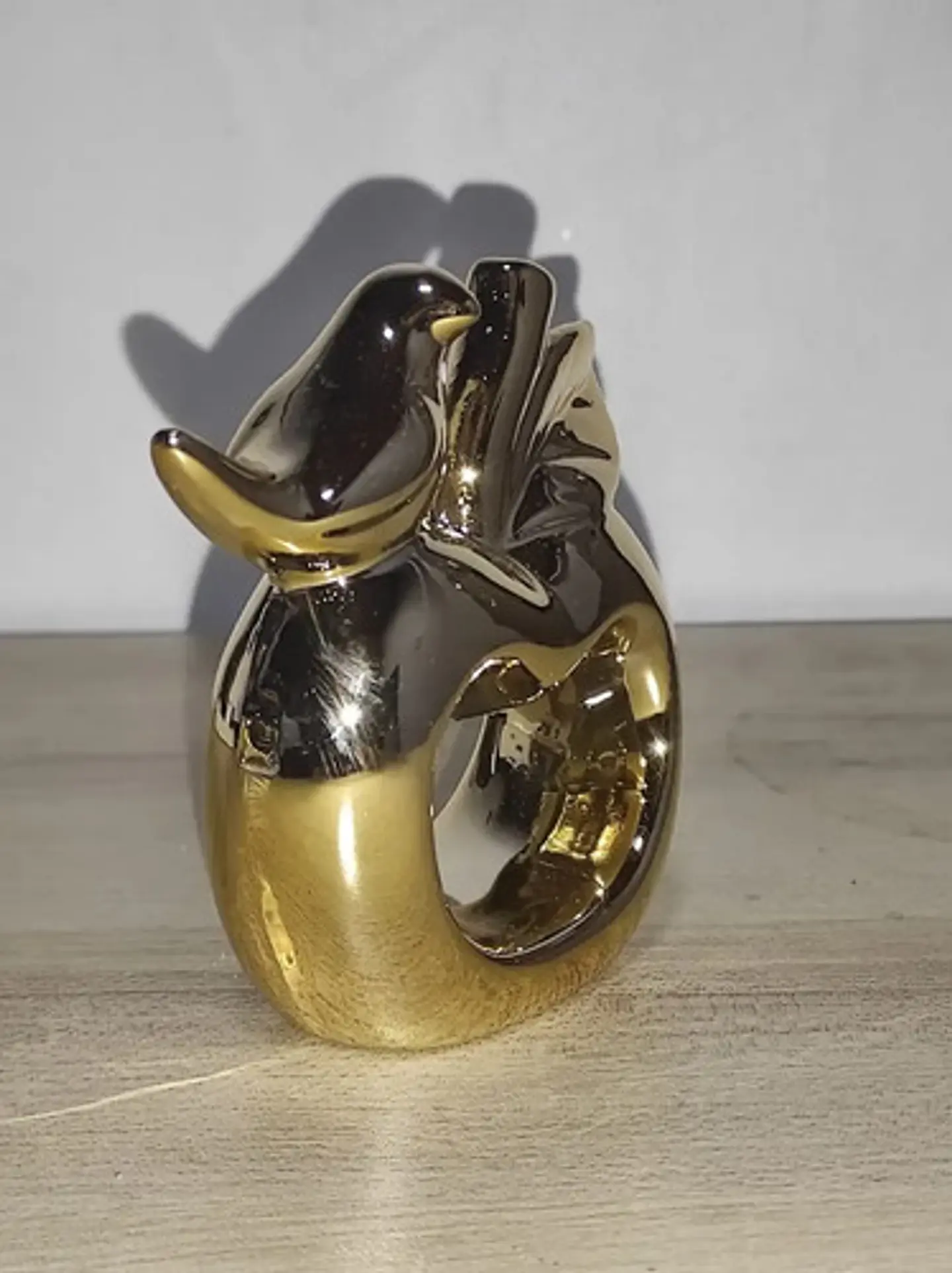 Escultura De Manzana Con Un Ave 10 Cm 3