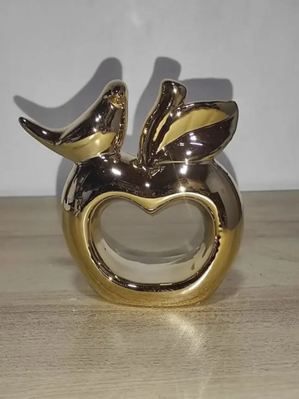 Escultura De Manzana Con Un Ave 10 Cm 4