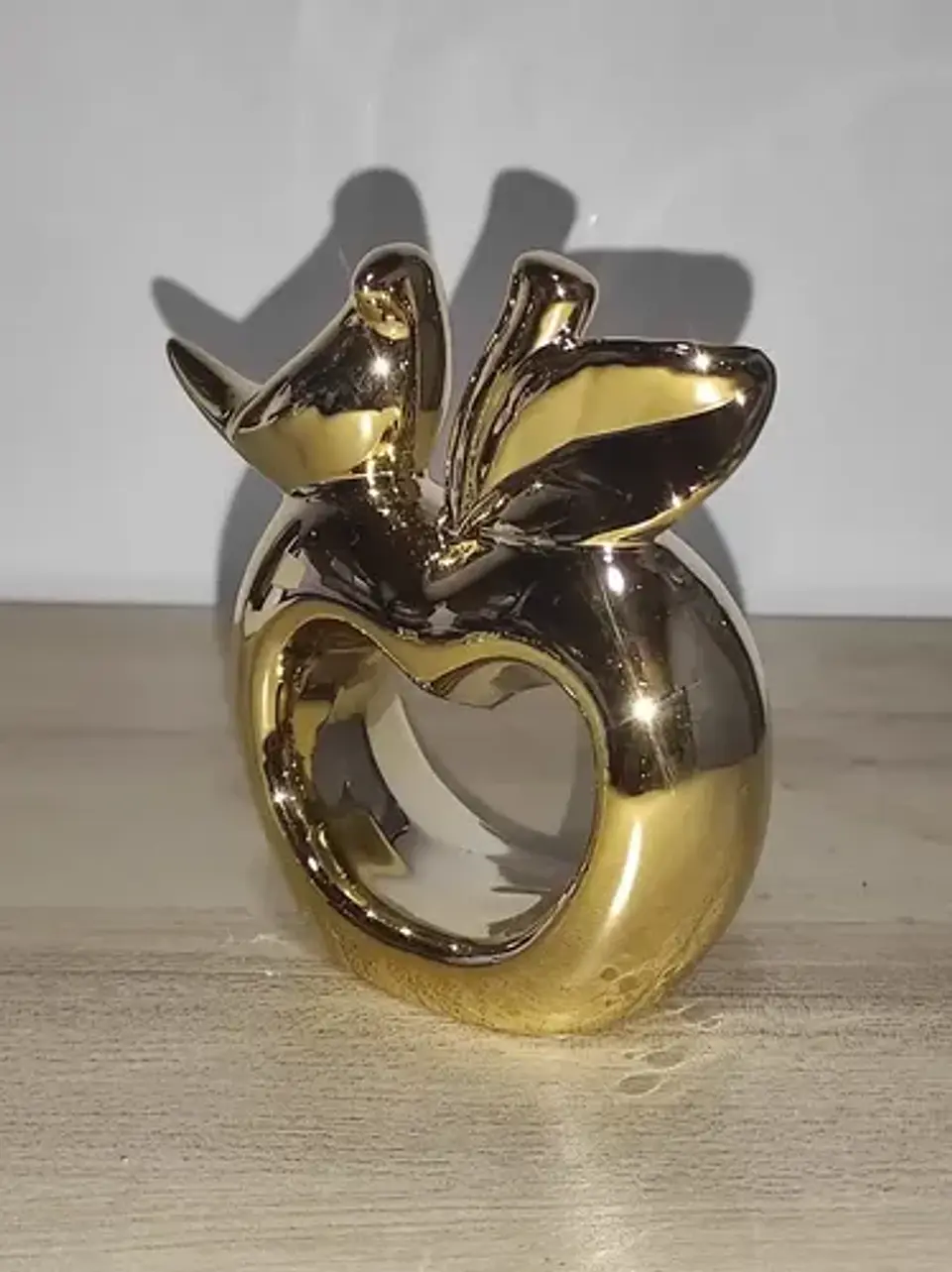 Escultura De Manzana Con Un Ave 10 Cm 5