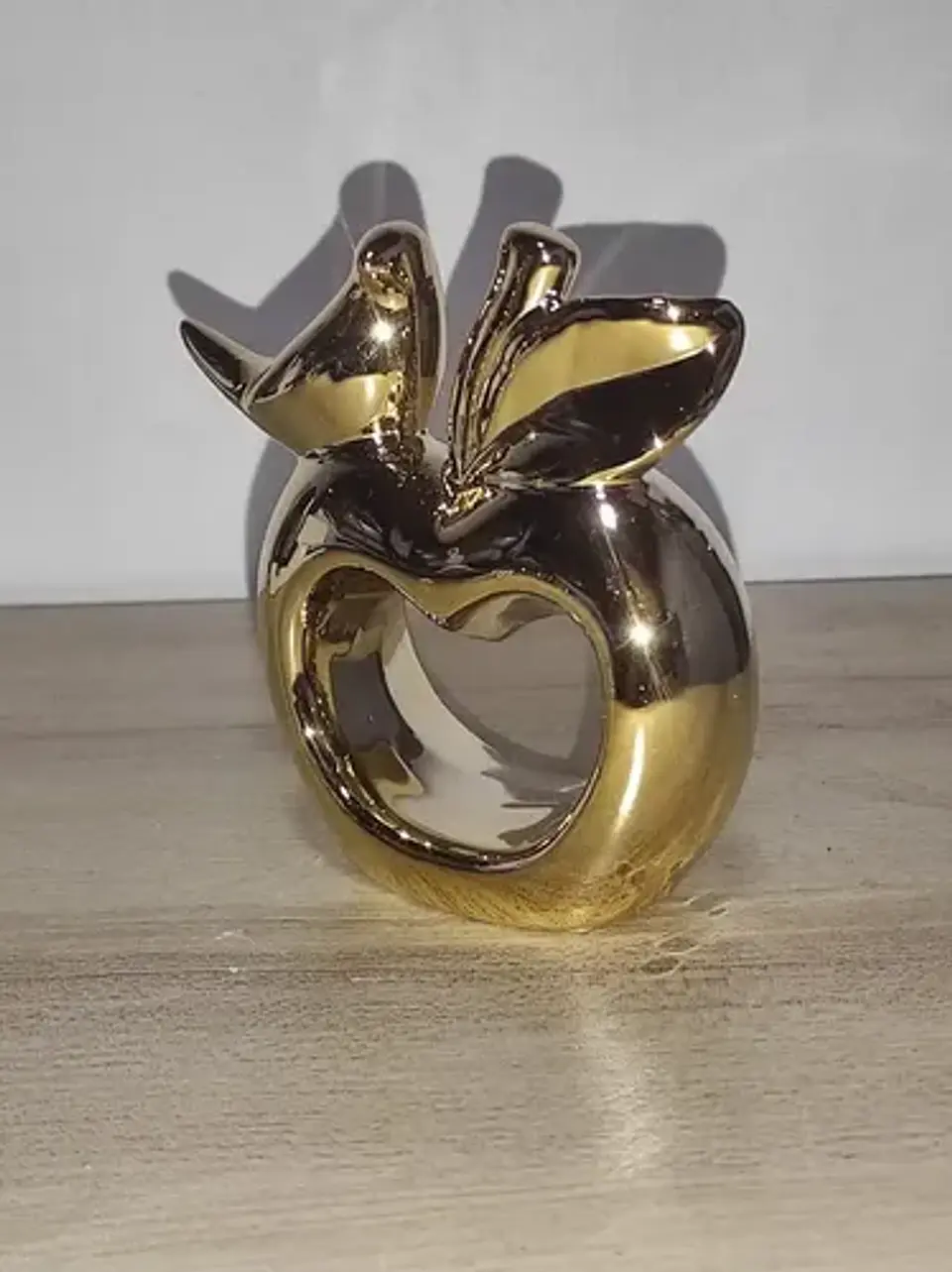 Escultura De Manzana Con Un Ave 10 Cm 6