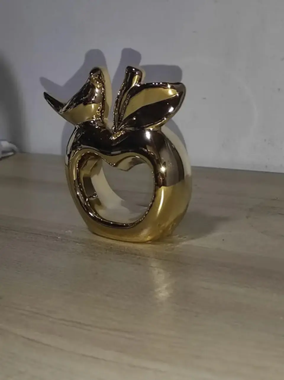 Escultura De Manzana Con Un Ave 10 Cm 7