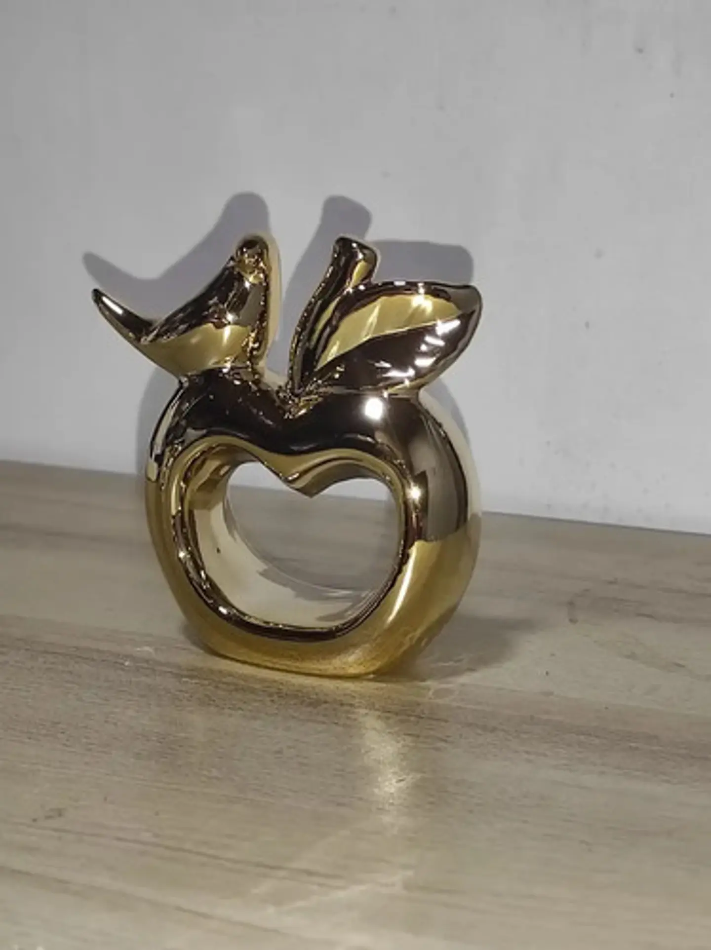 Escultura De Manzana Con Un Ave 10 Cm 8