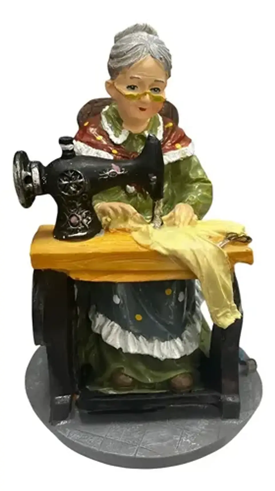 Figura Abuelita En Una Maquina De Coser 1