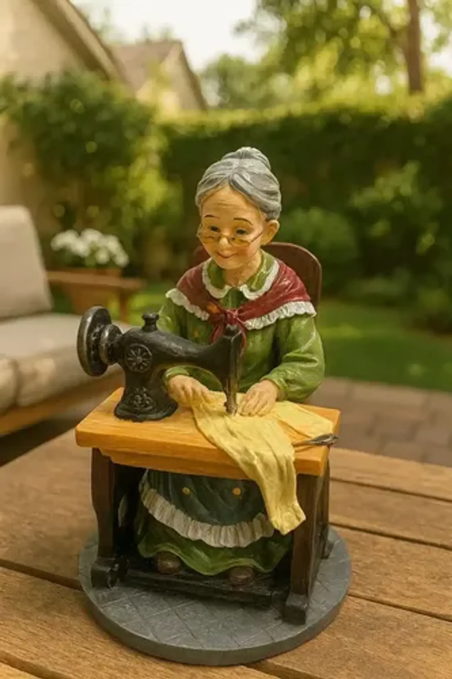 Figura Abuelita En Una Maquina De Coser 4
