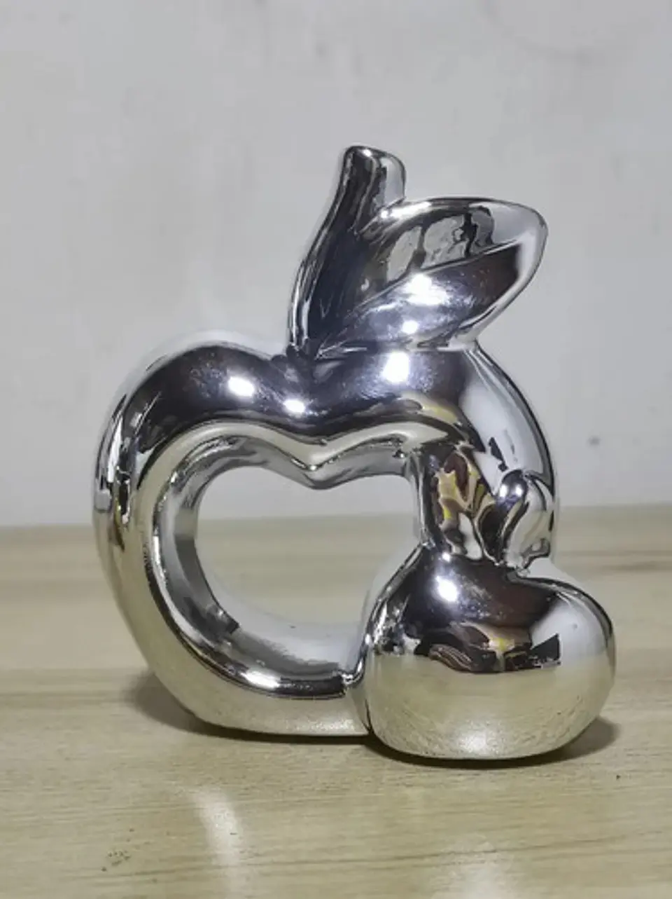 Escultura De Manzana Elegante 2