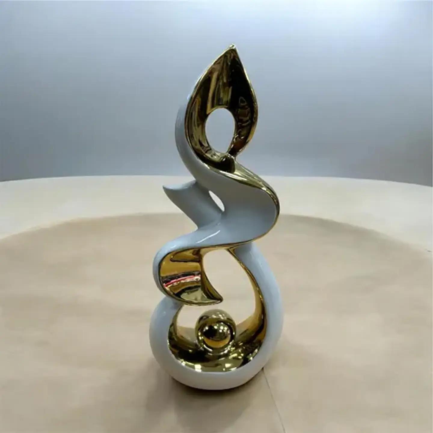Figura Decorativa Moderna Blanco Y Dorado  Diseño Abstracto 2
