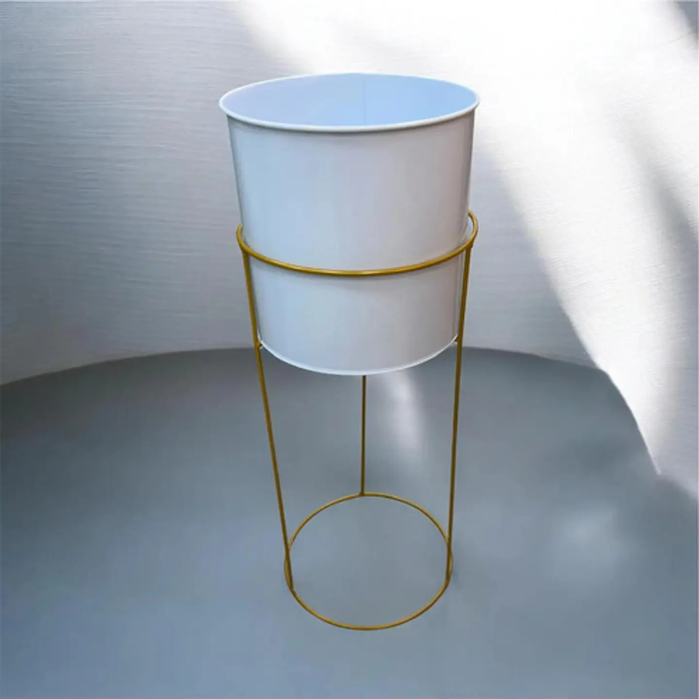 Macetero Decorativo Con Base Metálica Elevada Elegante 4