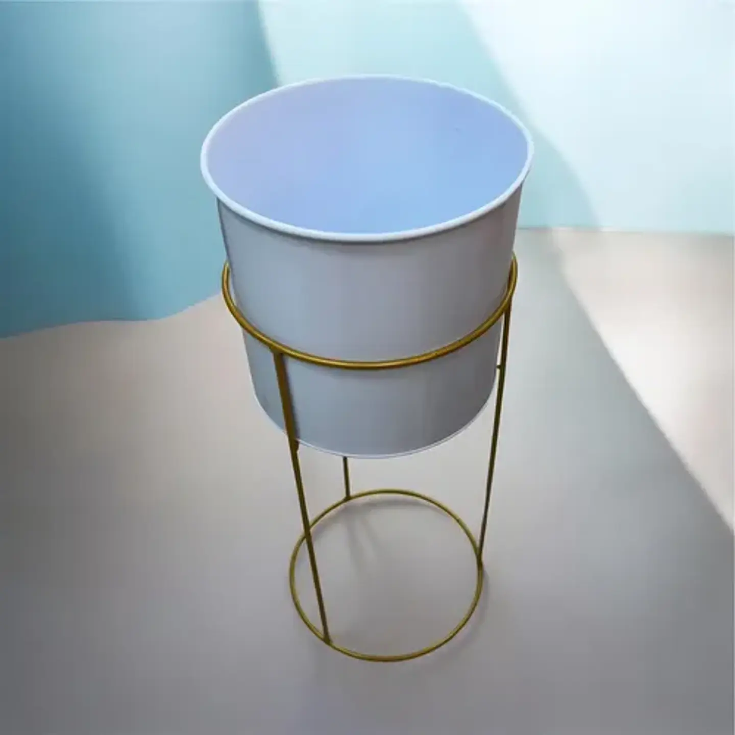 Macetero Decorativo Con Base Metálica Elevada Elegante 9