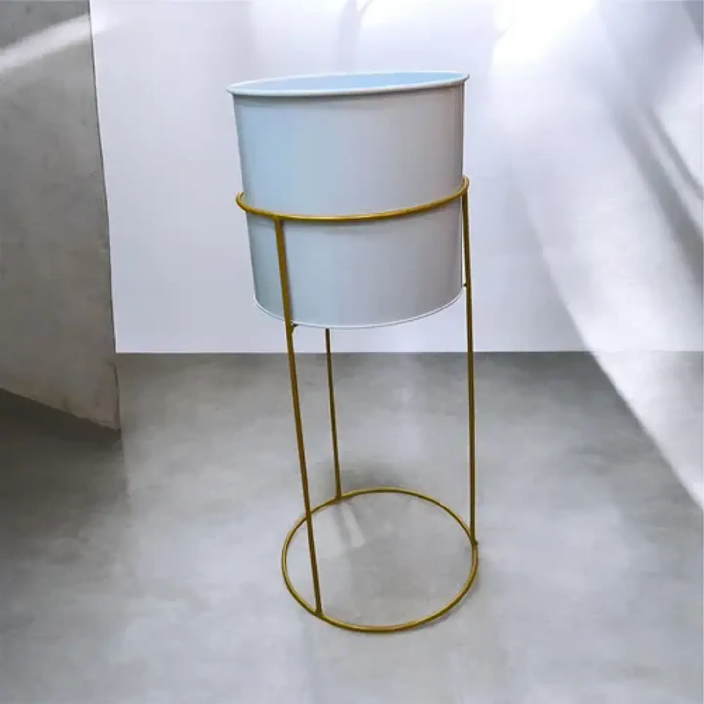 Macetero Decorativo Con Base Metálica Elevada Elegante 11