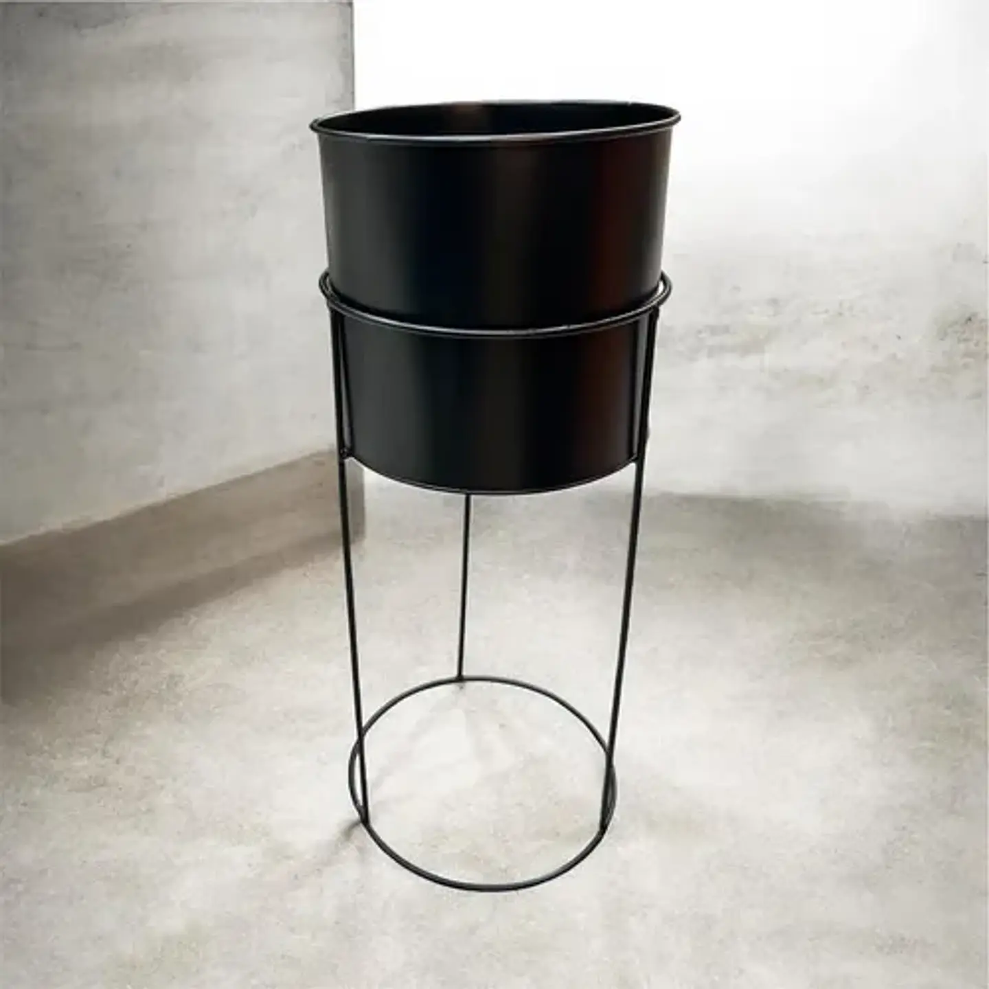 Macetero Decorativo Con Base Metálica Elevada 4